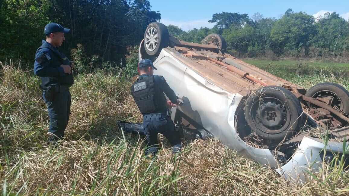 Imagem de compartilhamento para o artigo Criminoso capota carro furtado em frente à policial militar e acaba preso em Figueirão da MS Todo dia